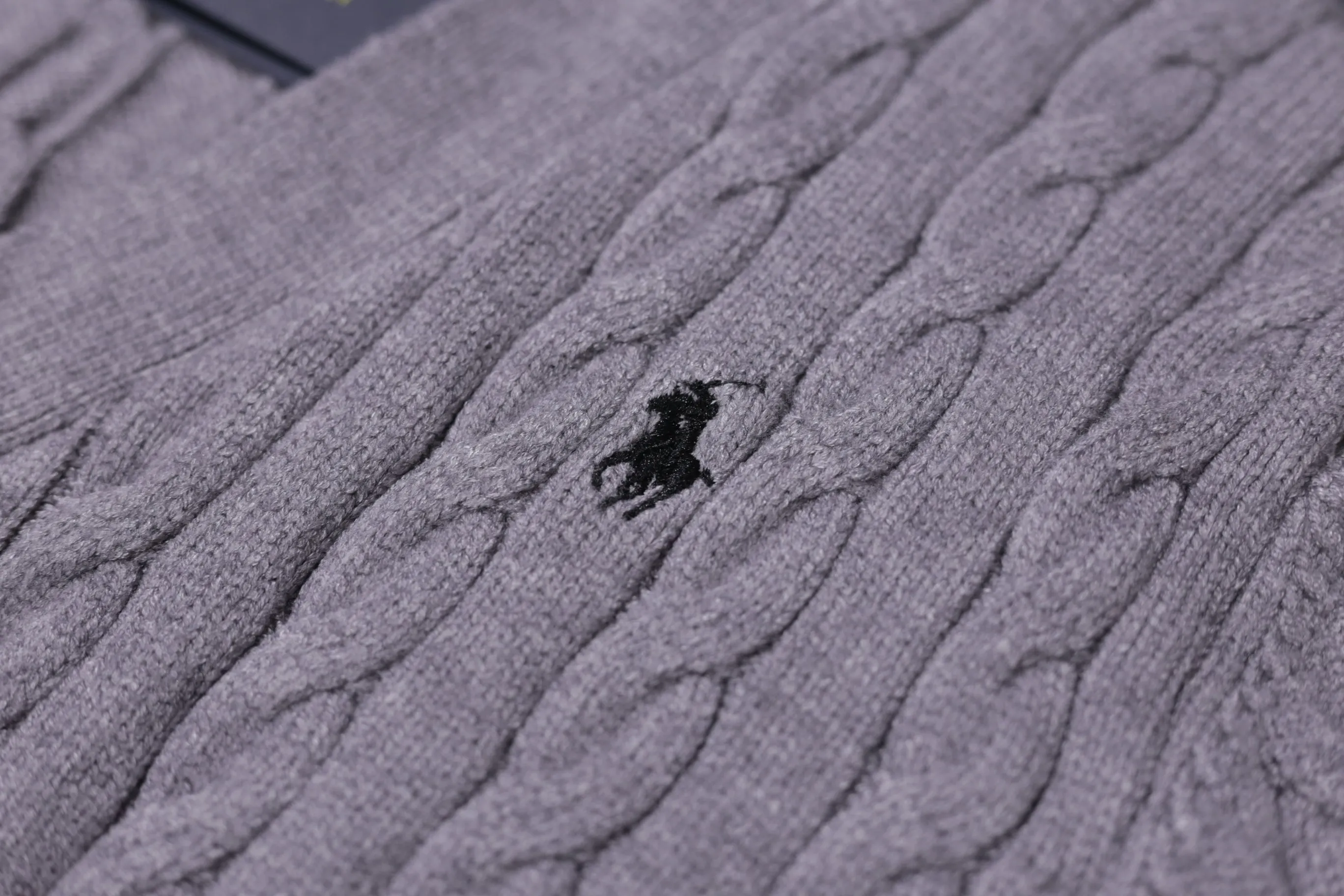 P300 style number D06) 2025 Ralph Lauren #ootddailywear #秋winter sweater #knitwear wear #ralph lauren sweater #can be worn by both men and women. Finally, after the Ralph men's twist sweater full-zip bra top is available, it is finally here. The most popular sweater full-button bra top is a limited edition every year. There will not be many styles in the store! Ralph Lauren Men's Button Twist Open Chest Sweater [The shape is really nice. It can be worn alone or as a jacket. It can also be worn with a shirt underneath ~ 100% pure cotton #Practical wear. Colors, white, navy blue, khaki, gray, size S to XL